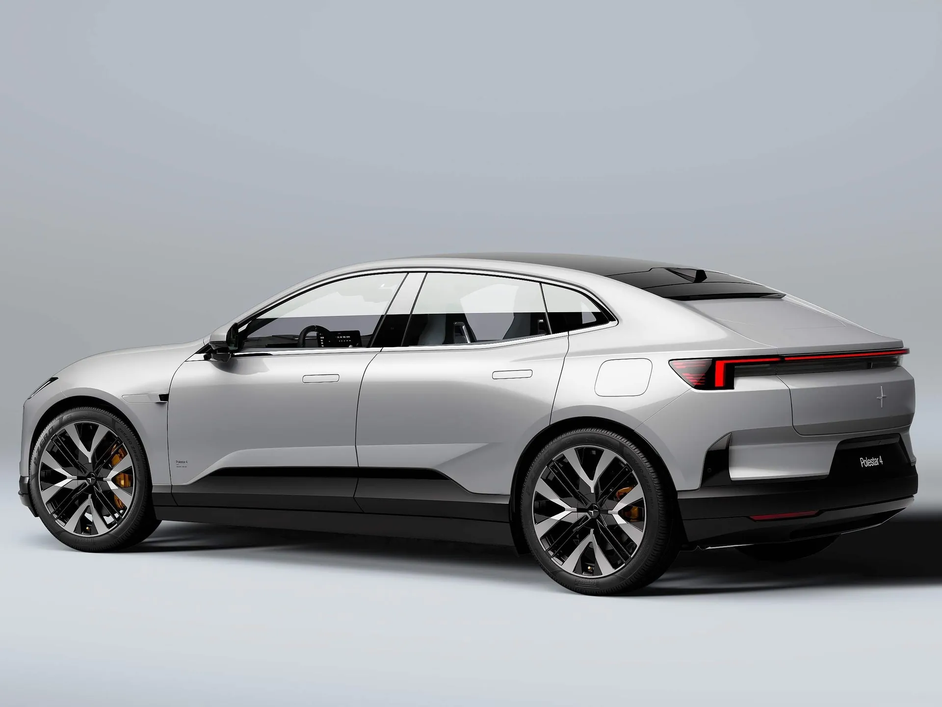 Polestar 4 (2024) – zadní tříčtvrteční pohled