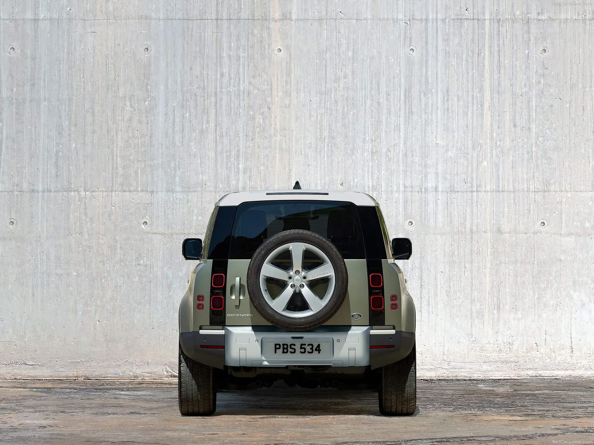 Land Rover Defender 90 (2020) - Rear