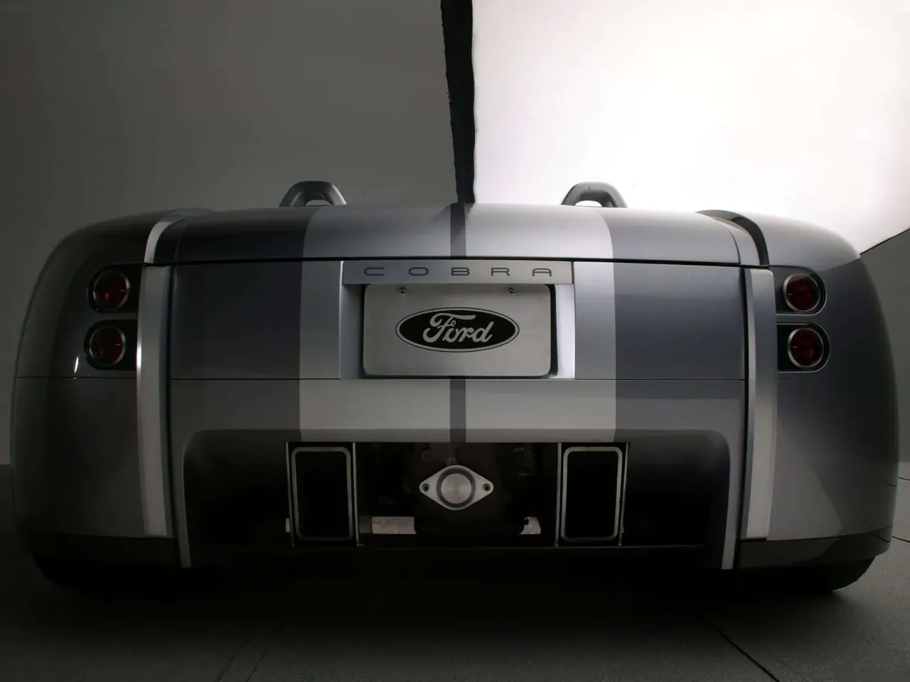 Ford Shelby Cobra Concept (2004) – zezadu