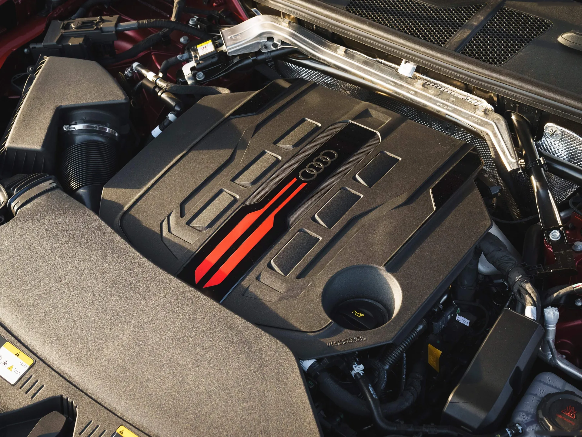 Audi SQ5 Sportback [UK] (2025) – motorový prostor