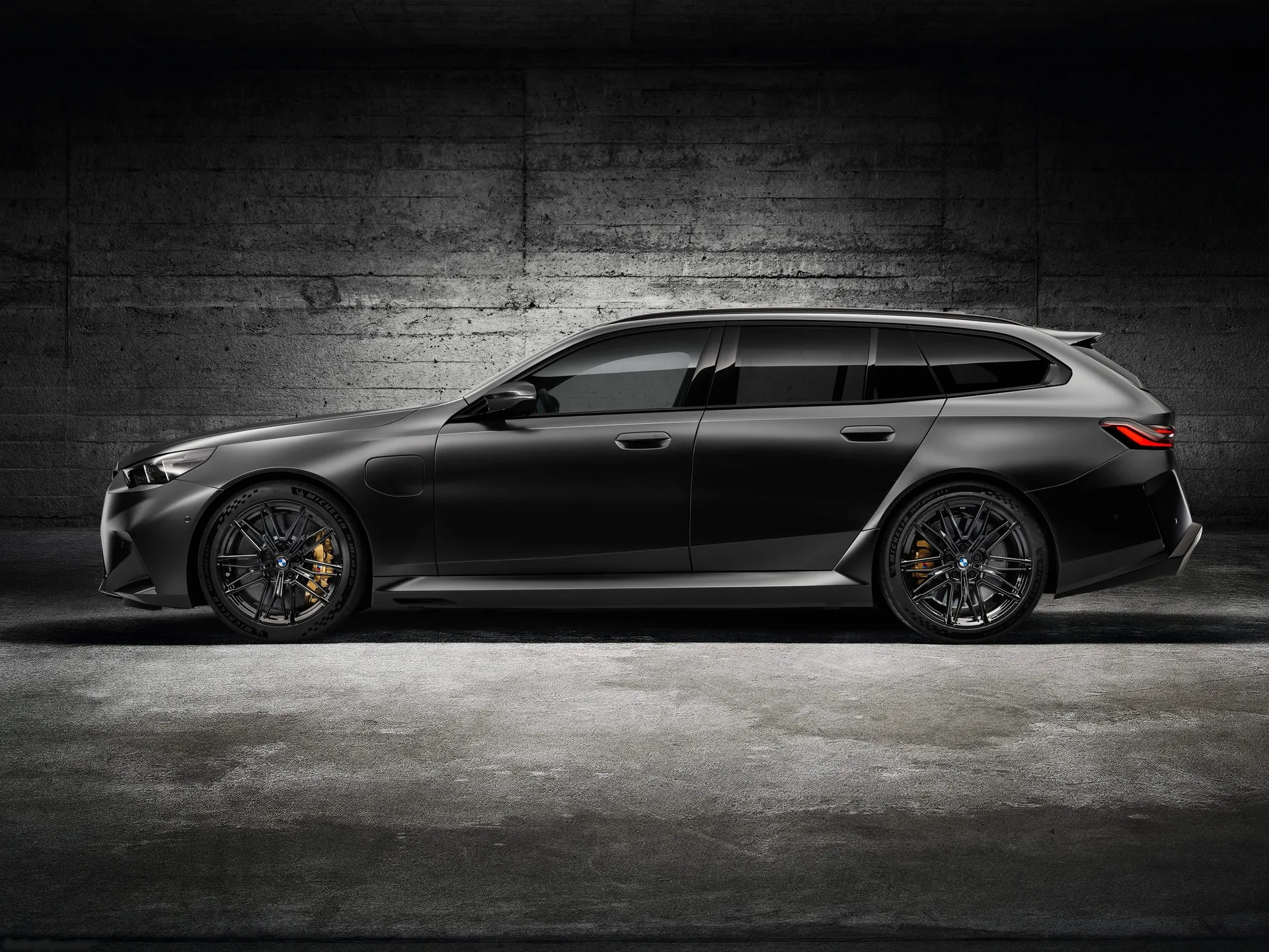 BMW M5 Touring (2025) – boční profil