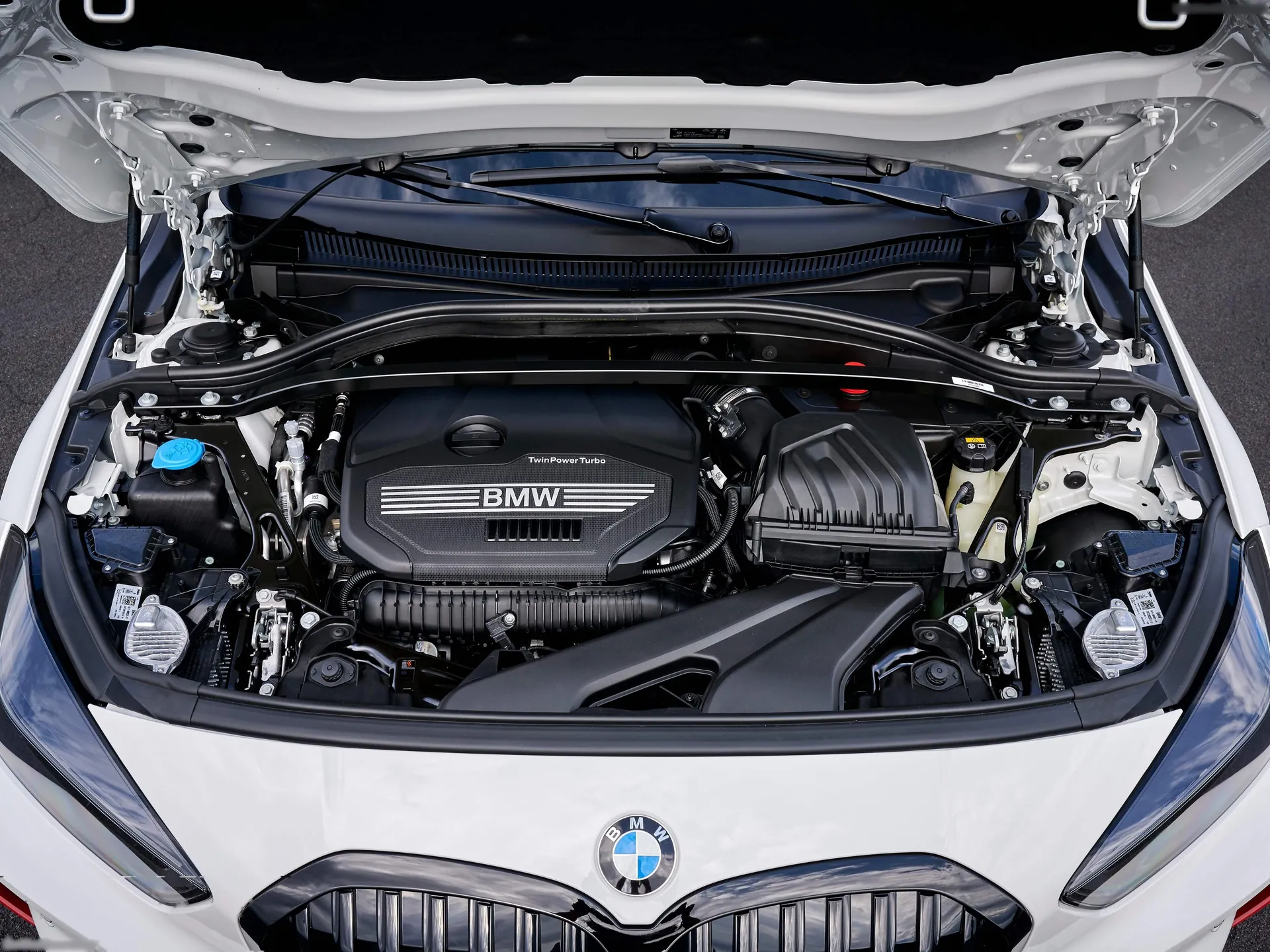 BMW 128ti (2021) – motorový prostor