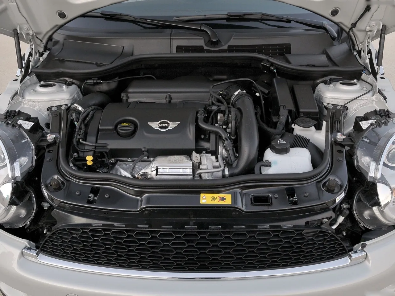 Mini Roadster (2013) – motorový prostor