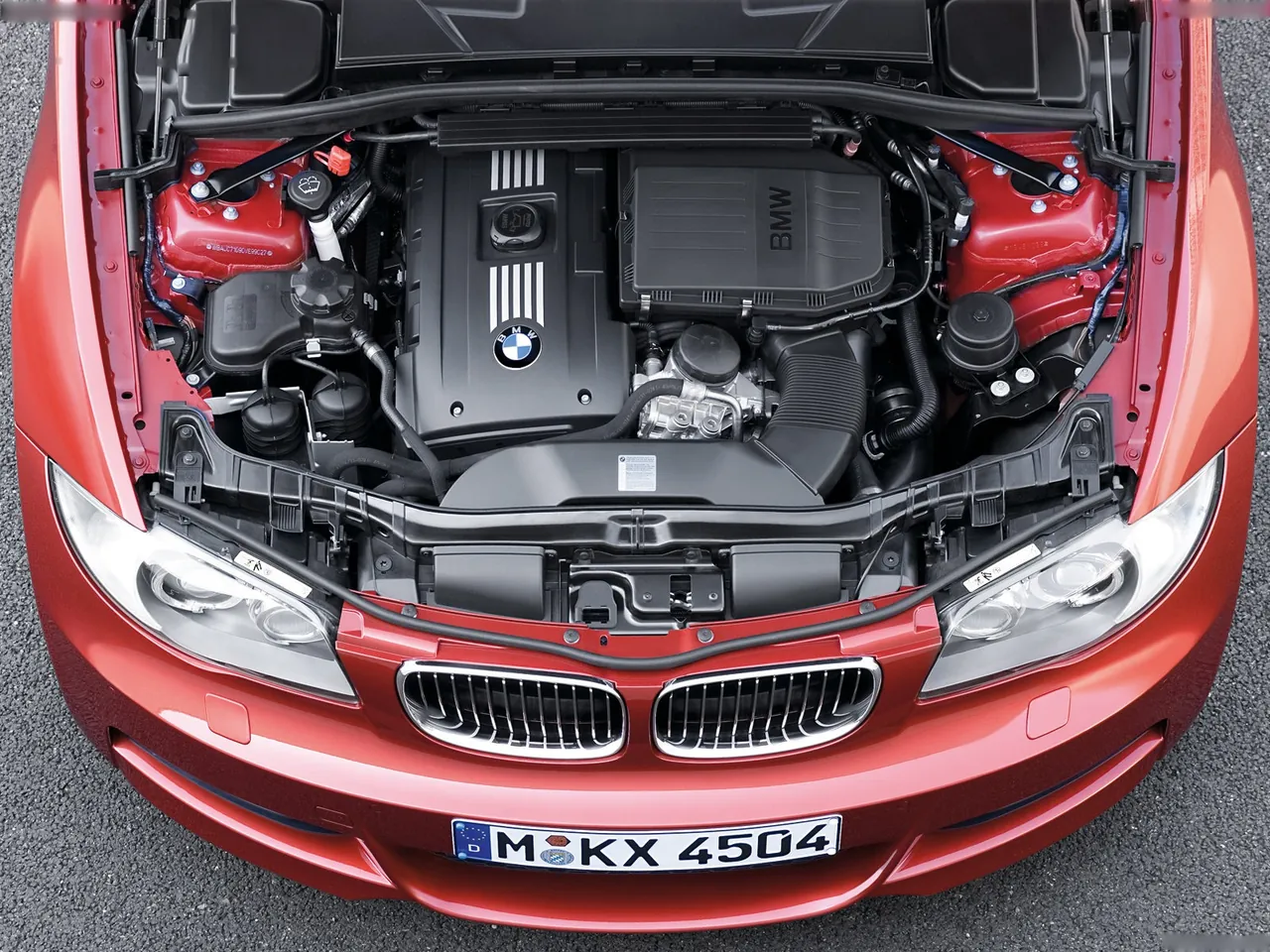 BMW 1-Series Coupe (2008) – motorový prostor
