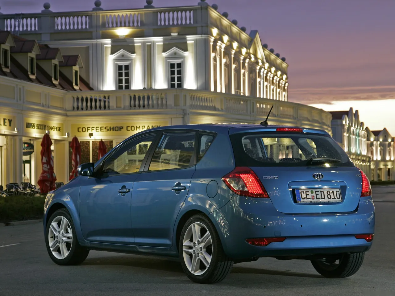 Kia Ceed (2010) – zadní tříčtvrteční pohled