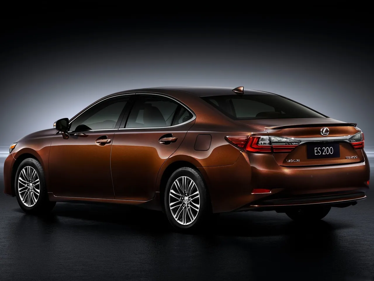 Lexus ES (2016) – zadní tříčtvrteční pohled