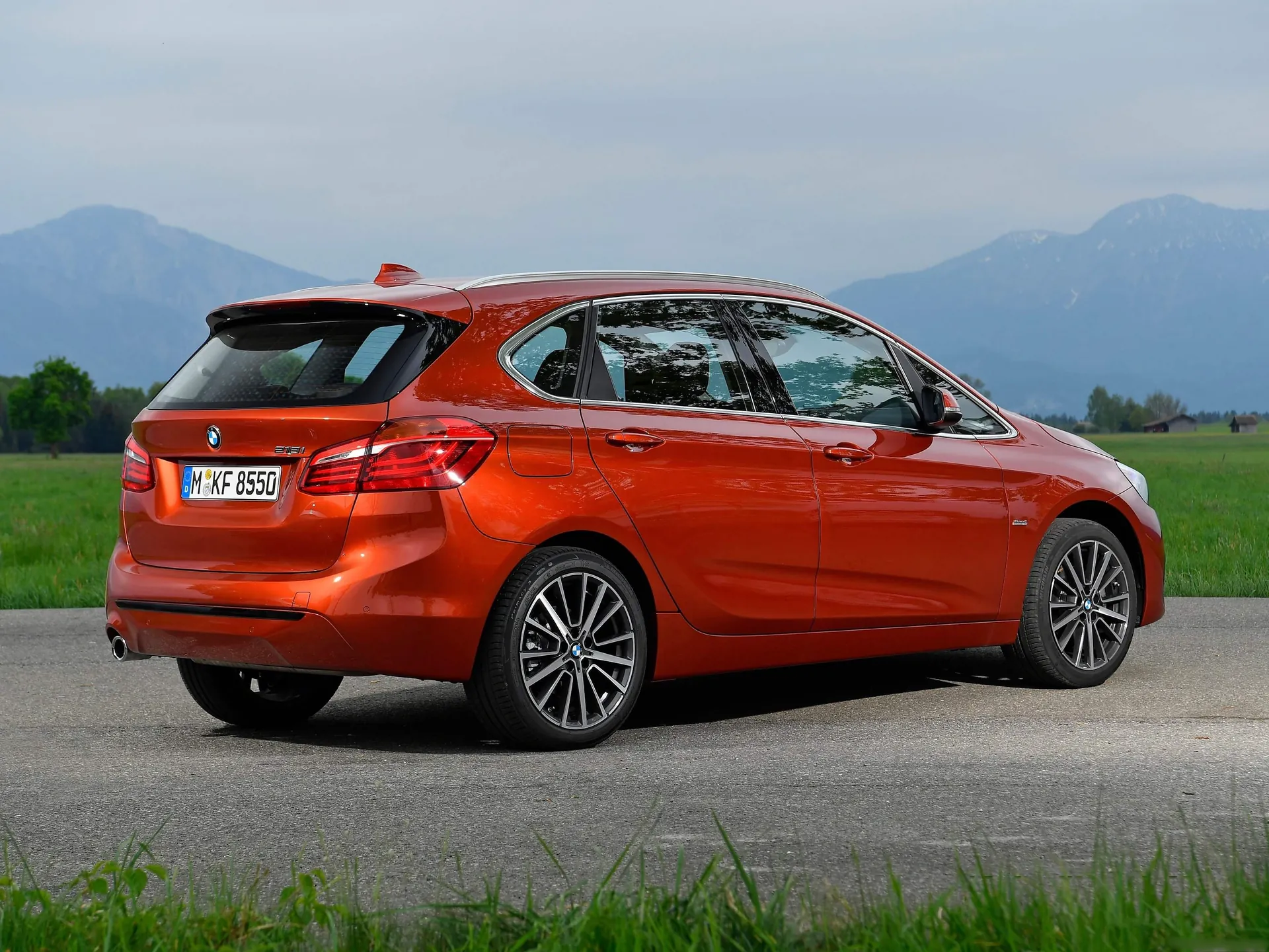 BMW 2-Series Active Tourer (2019) – zadní tříčtvrteční pohled
