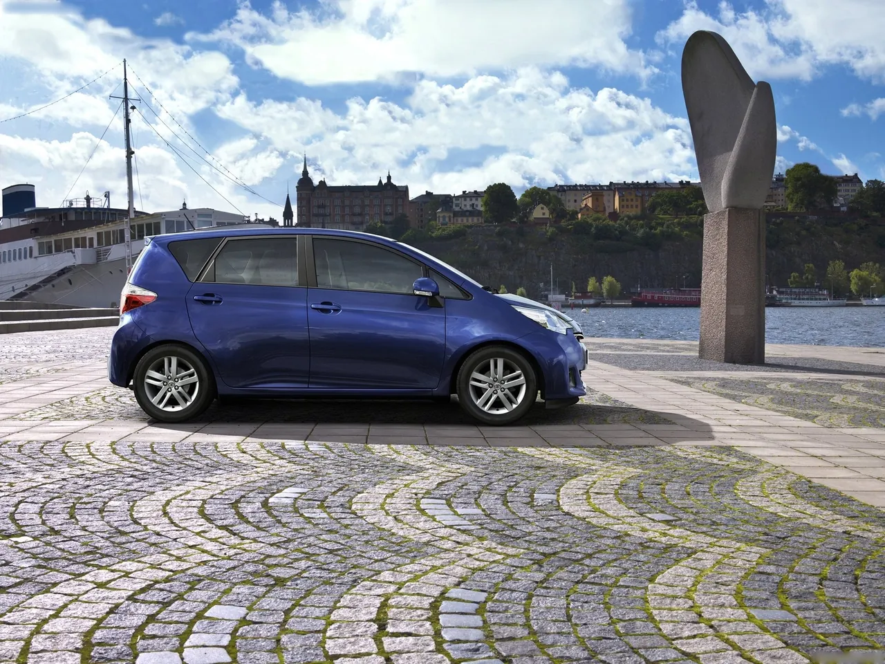 Toyota Verso-S (2012) – boční profil