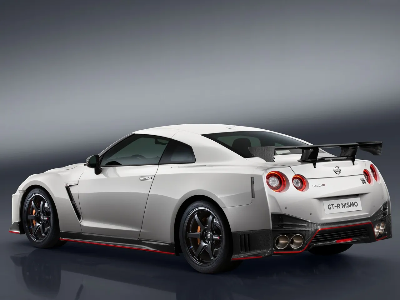 Nissan GT-R Nismo (2017) – zadní tříčtvrteční pohled