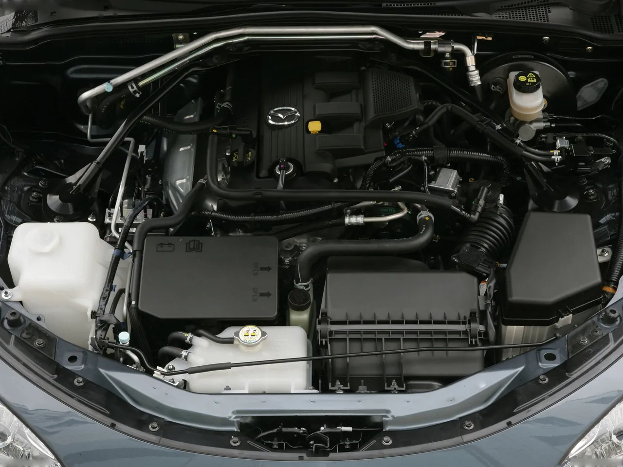 Mazda MX-5 (2009) – motorový prostor