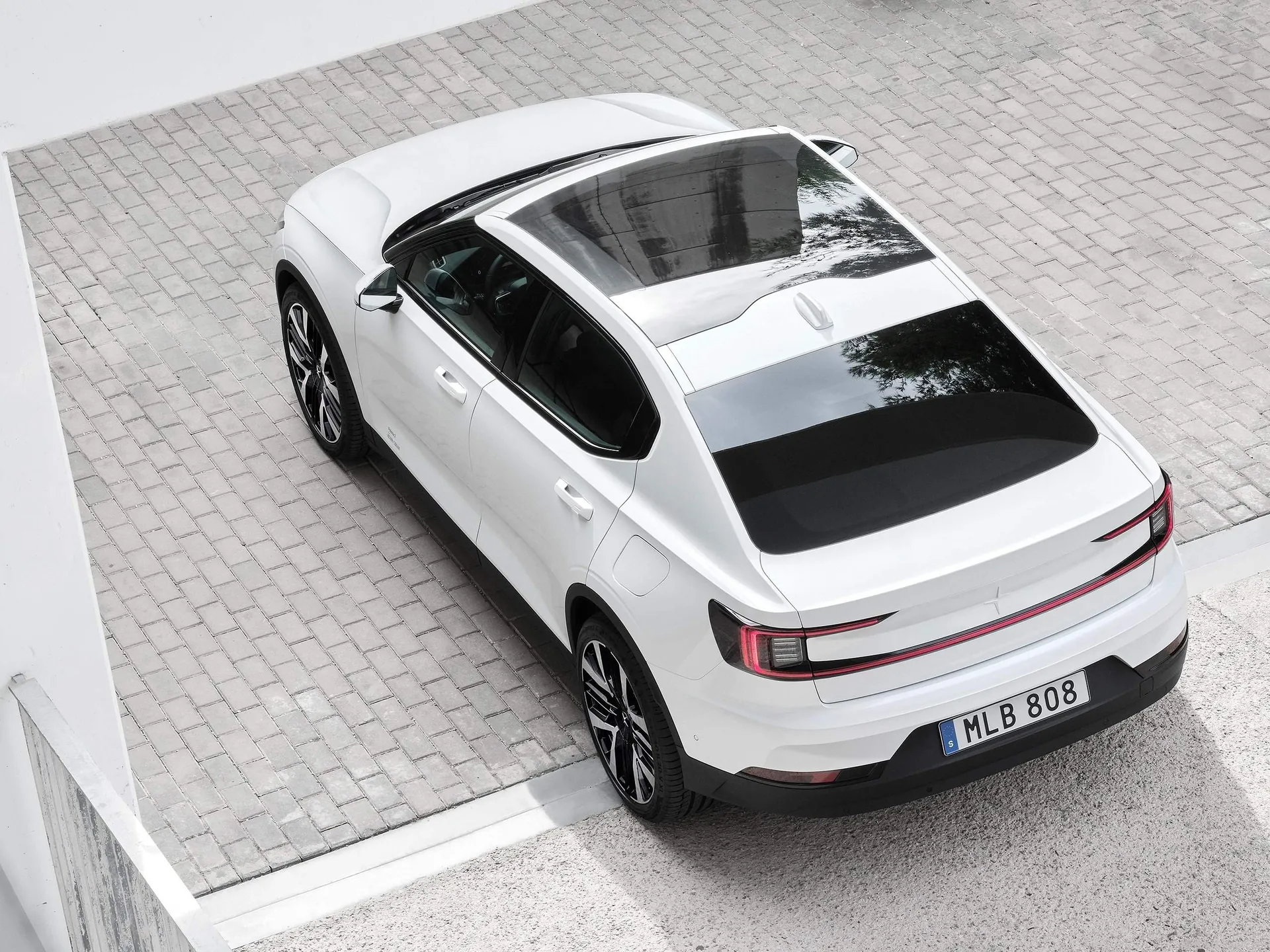 Polestar 2 (2024) – zadní tříčtvrteční pohled