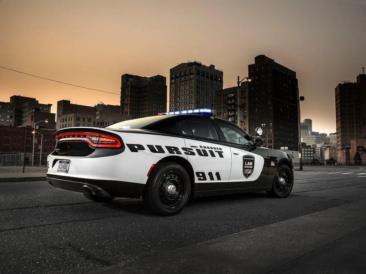 Dodge Charger Pursuit (2015) – zadní tříčtvrteční pohled