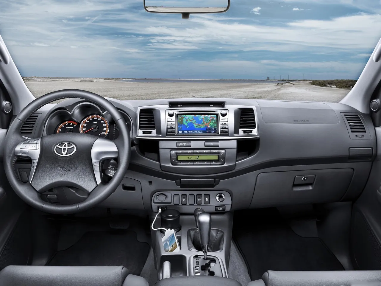 Toyota Hilux (2012) – interiér