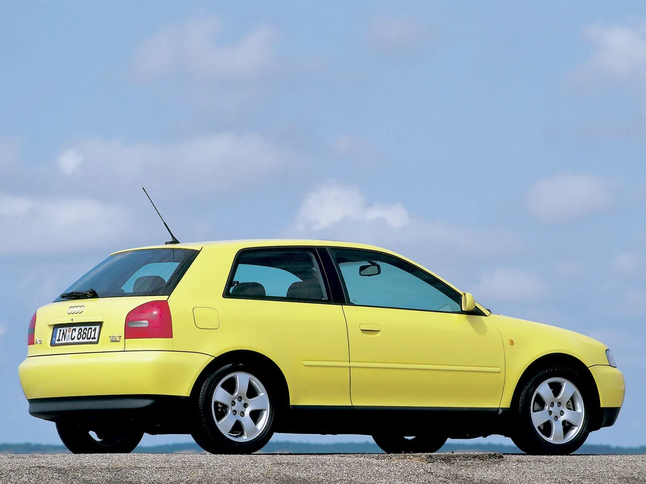 Audi A3 3-door (1998) – zadní tříčtvrteční pohled