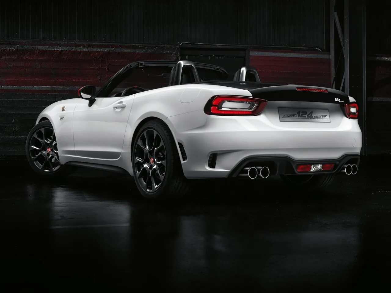 Fiat 124 Spider Abarth (2017) – zadní tříčtvrteční pohled