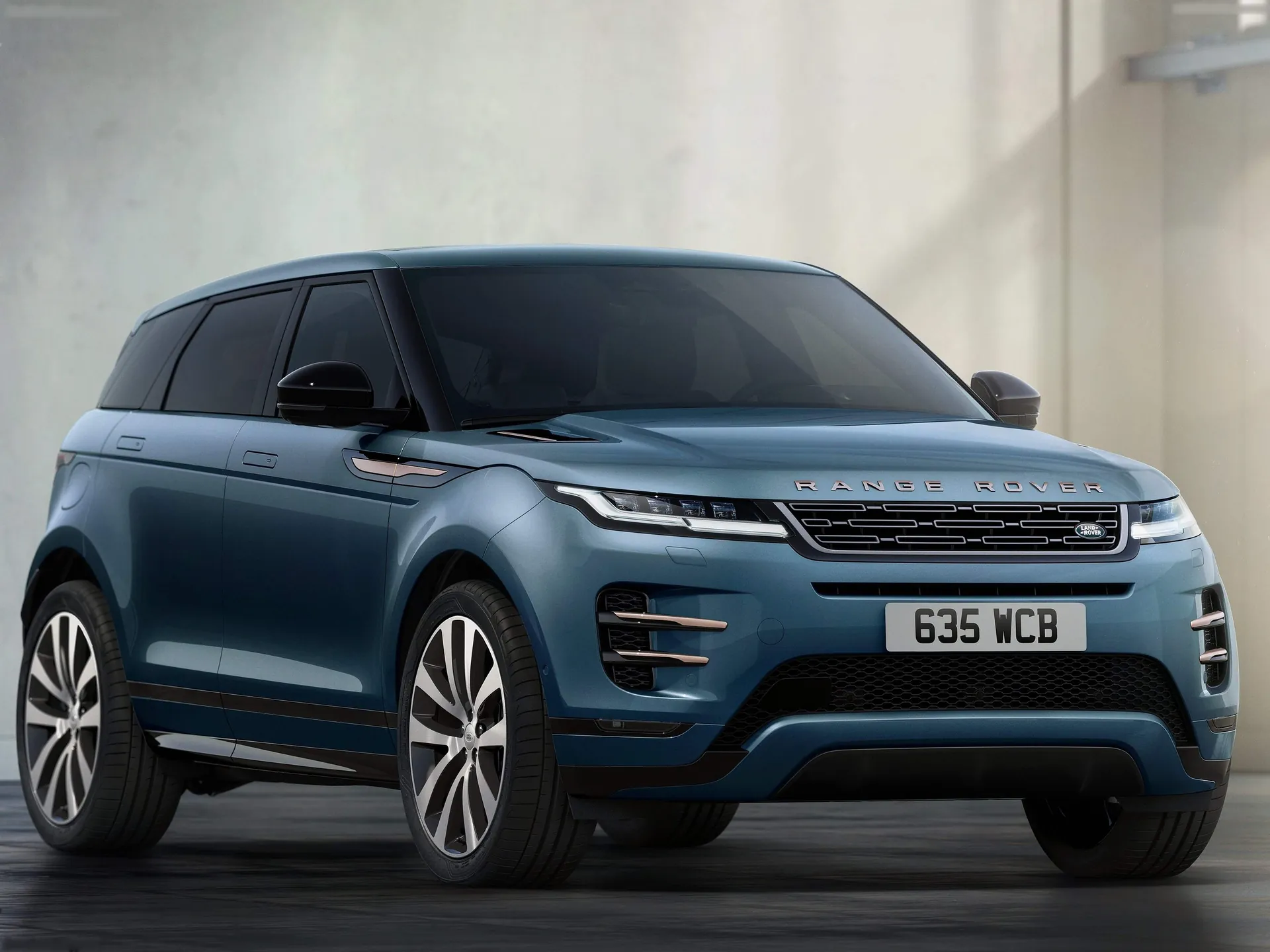 Land Rover Range Rover Evoque (2024) - Front Three-Quarter