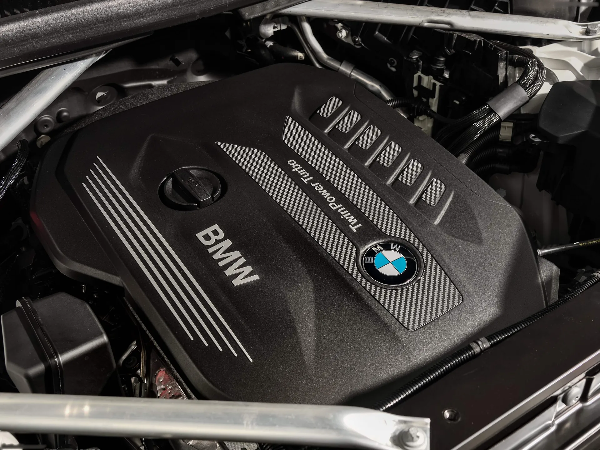 BMW X6 (2020) – motorový prostor