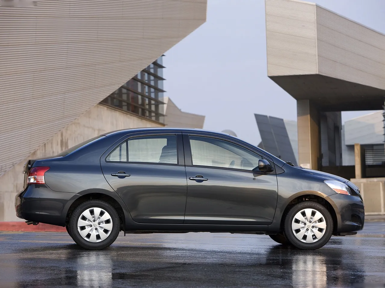 Toyota Yaris Sedan (2009) - Side Profile