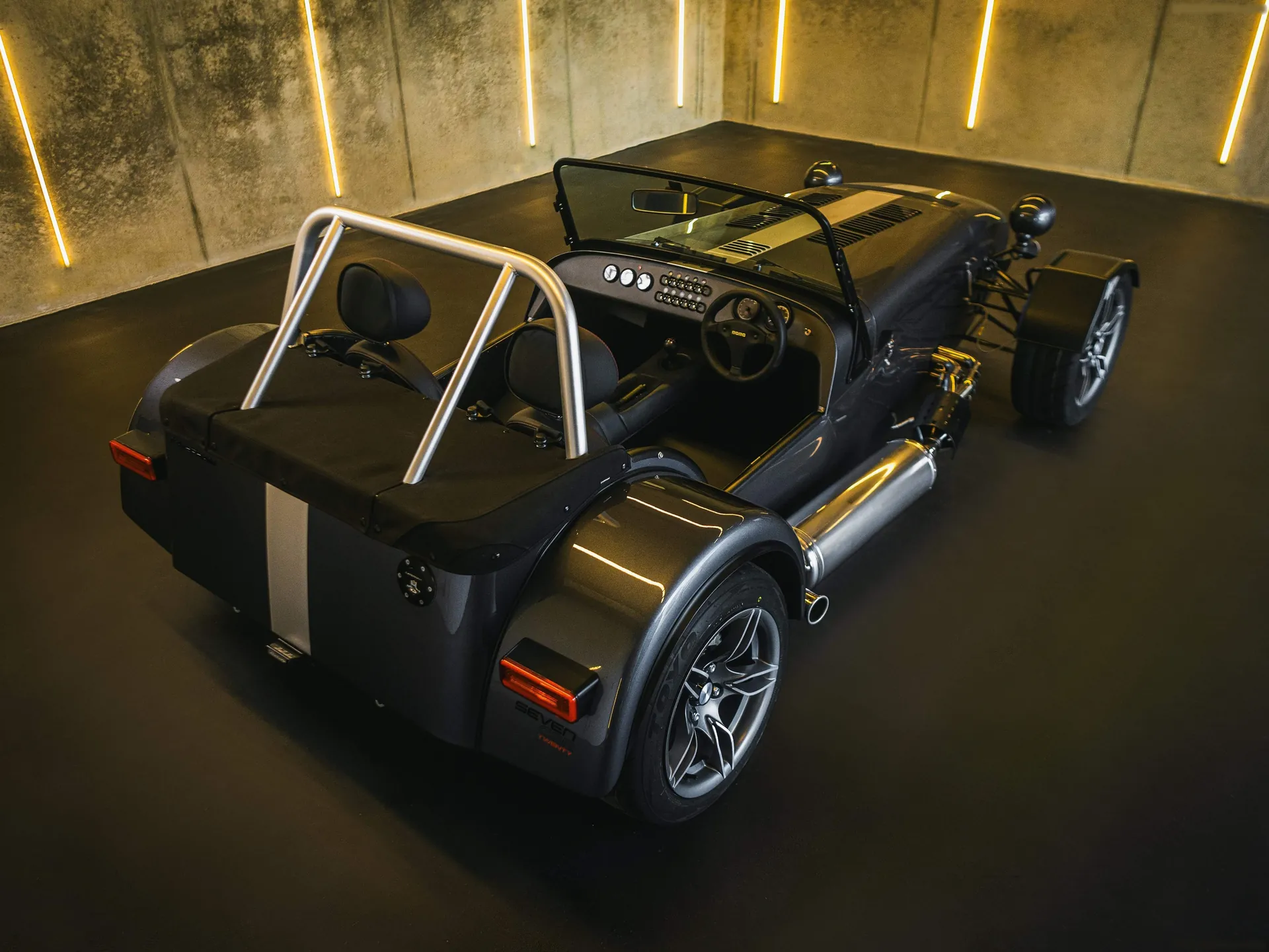 Caterham Seven CSR Twenty (2025) – zadní tříčtvrteční pohled