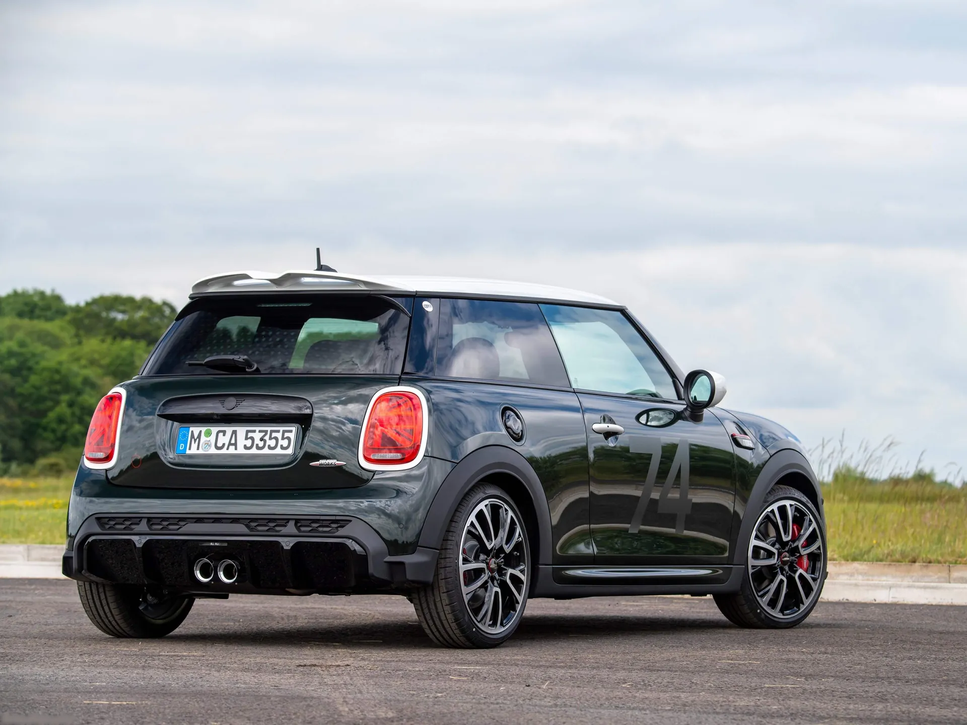Mini JCW Anniversary Edition (2021) – zadní tříčtvrteční pohled