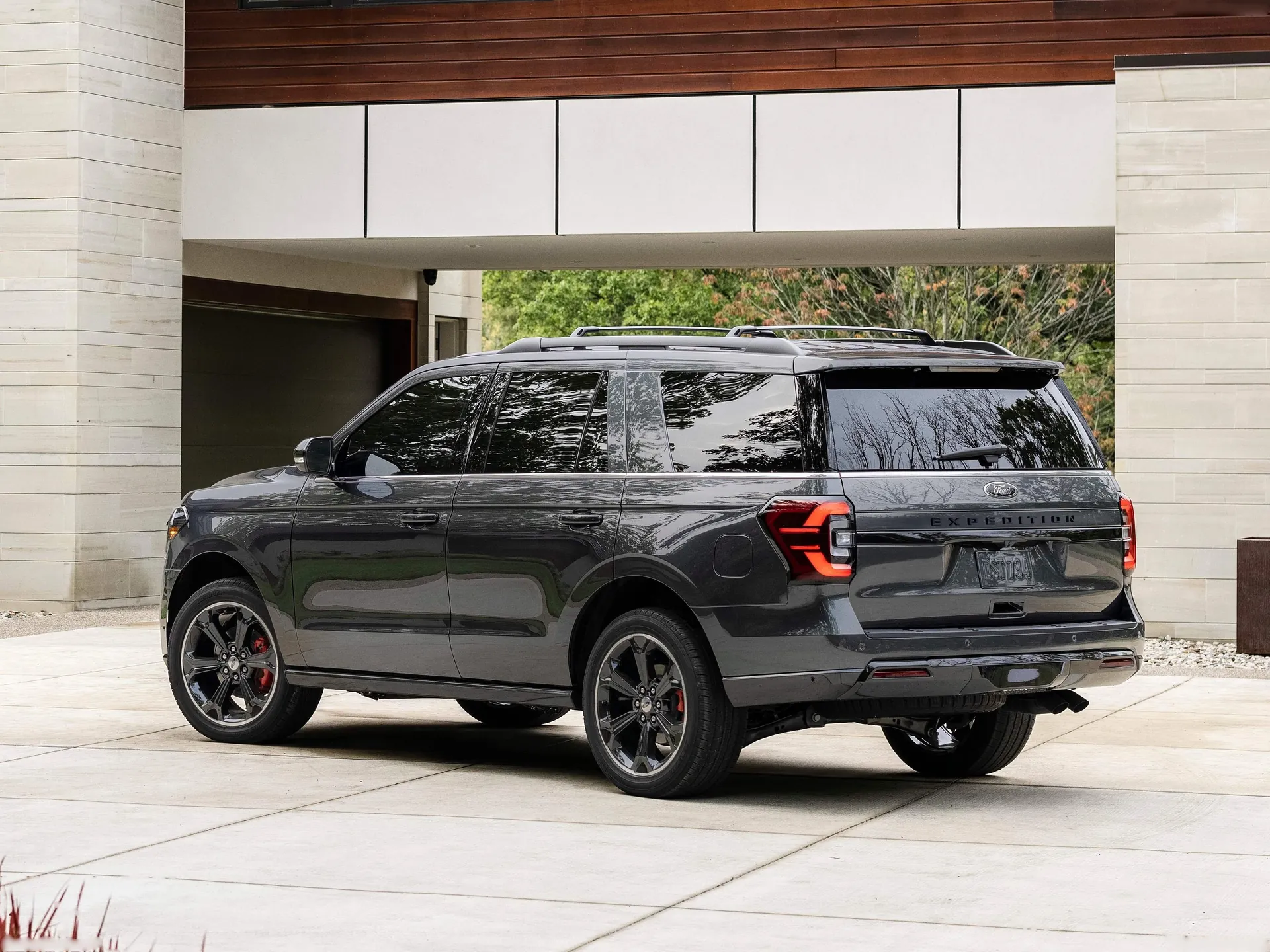 Ford Expedition (2022) - Rear Three-Quarter