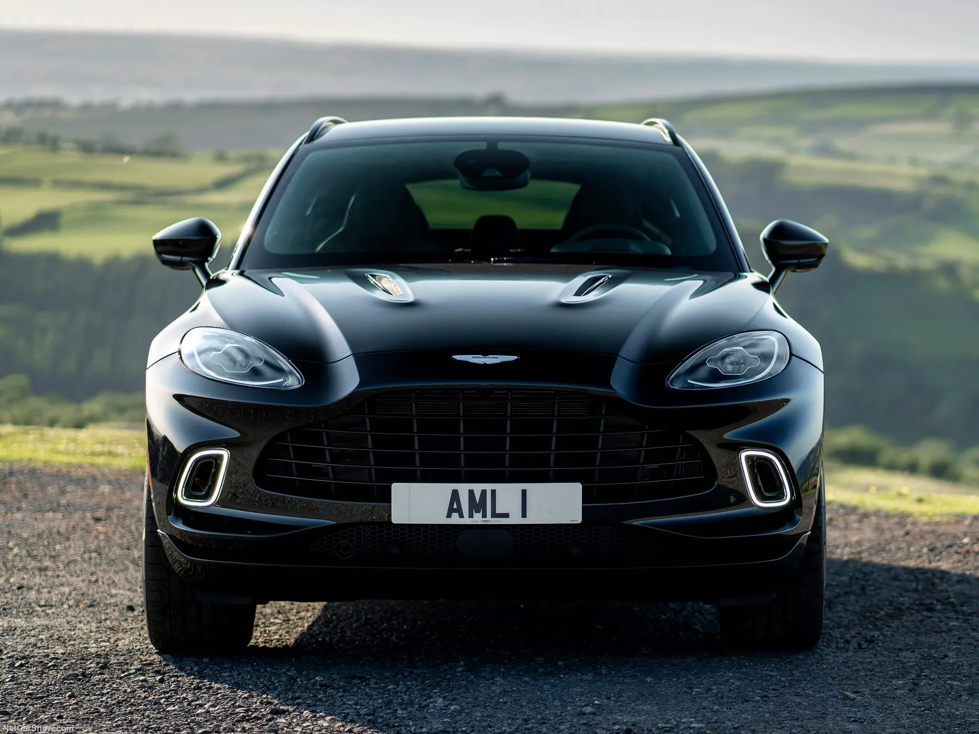 Aston Martin DBX (2021) - Front