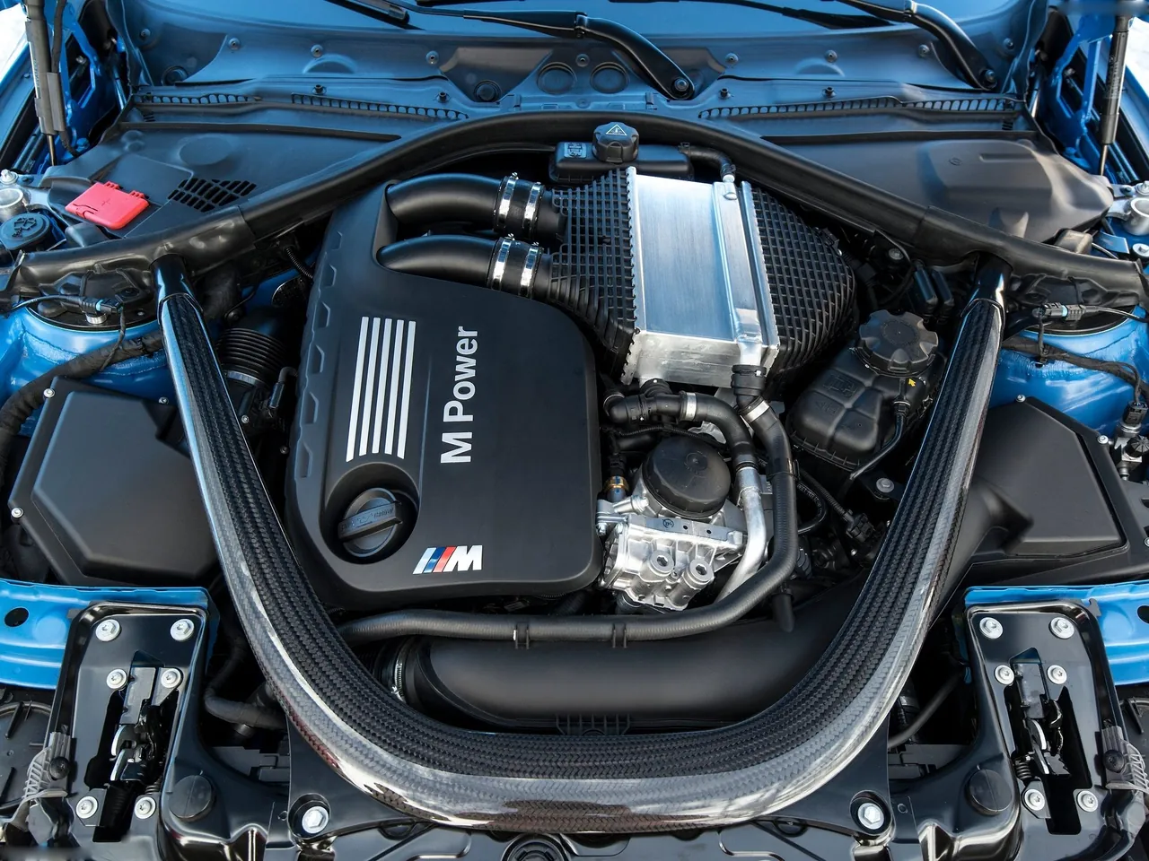 BMW M3 Sedan (2015) – motorový prostor