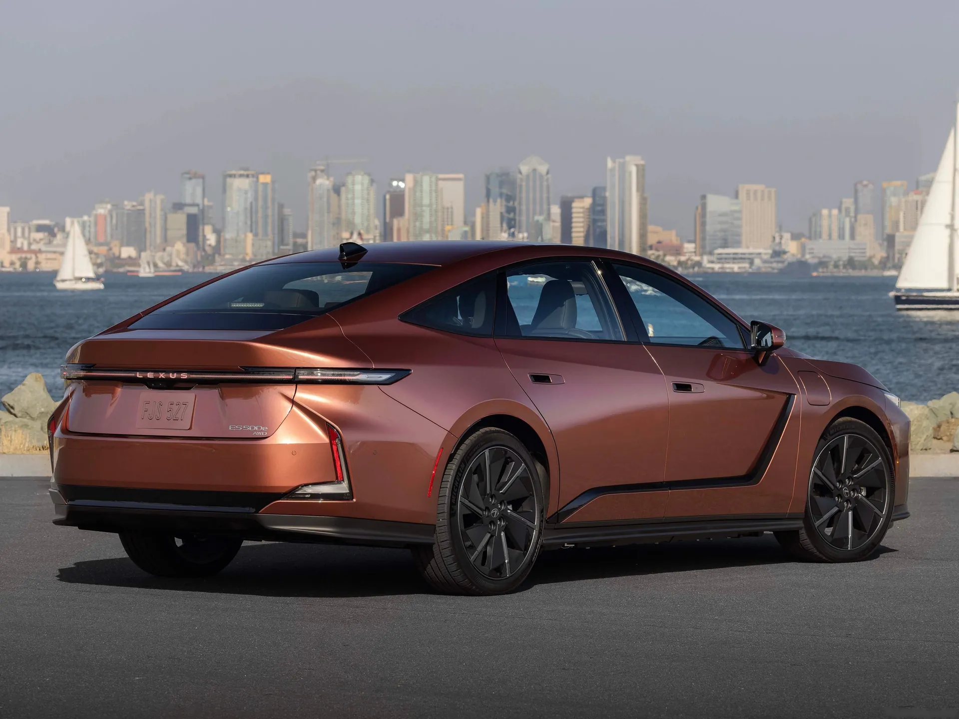 Lexus ES 500e AWD (2026) – zadní tříčtvrteční pohled