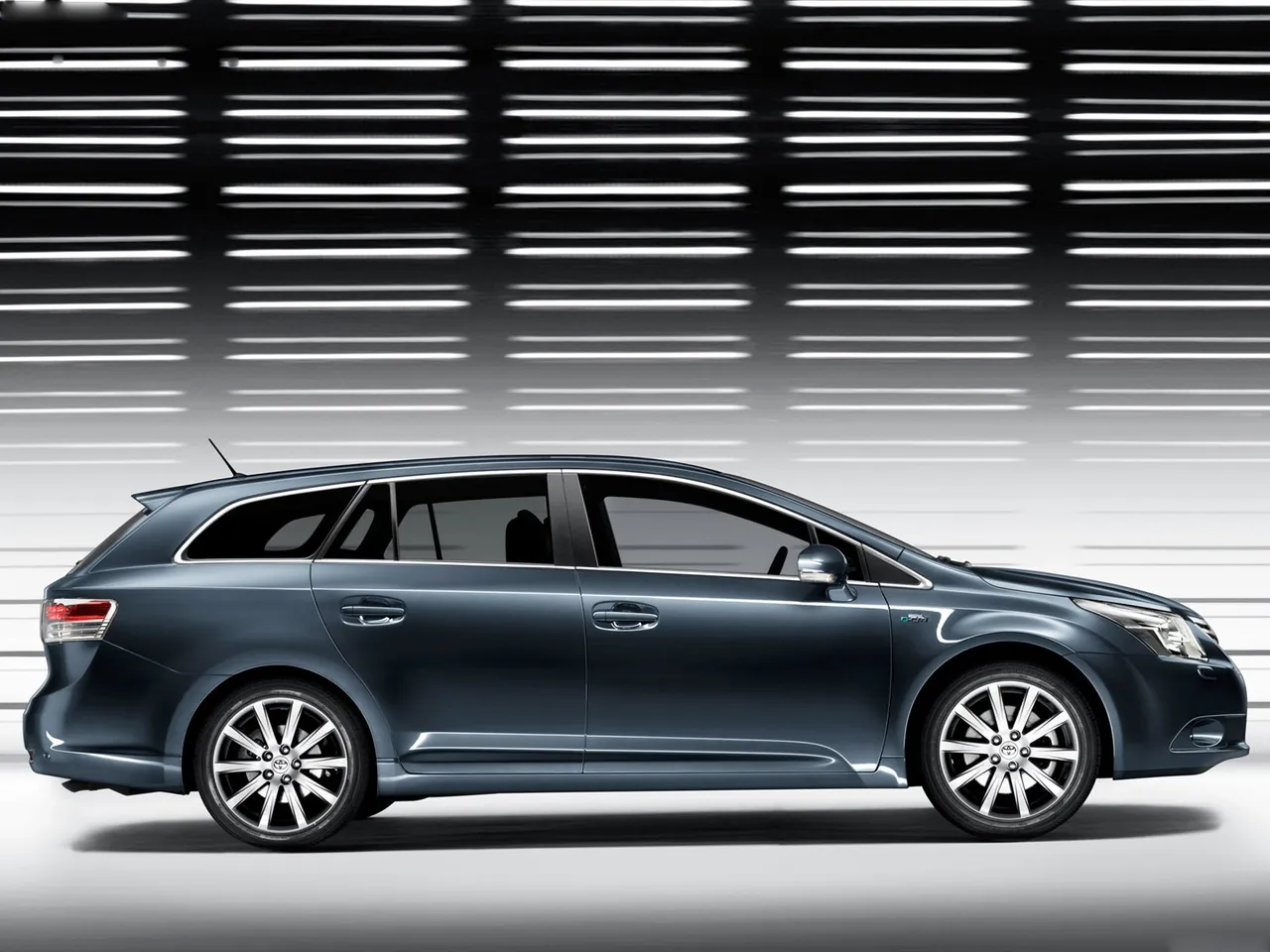 Toyota Avensis Tourer (2009) - Side Profile