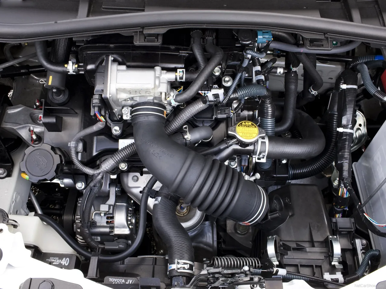 Toyota iQ (2009) – motorový prostor