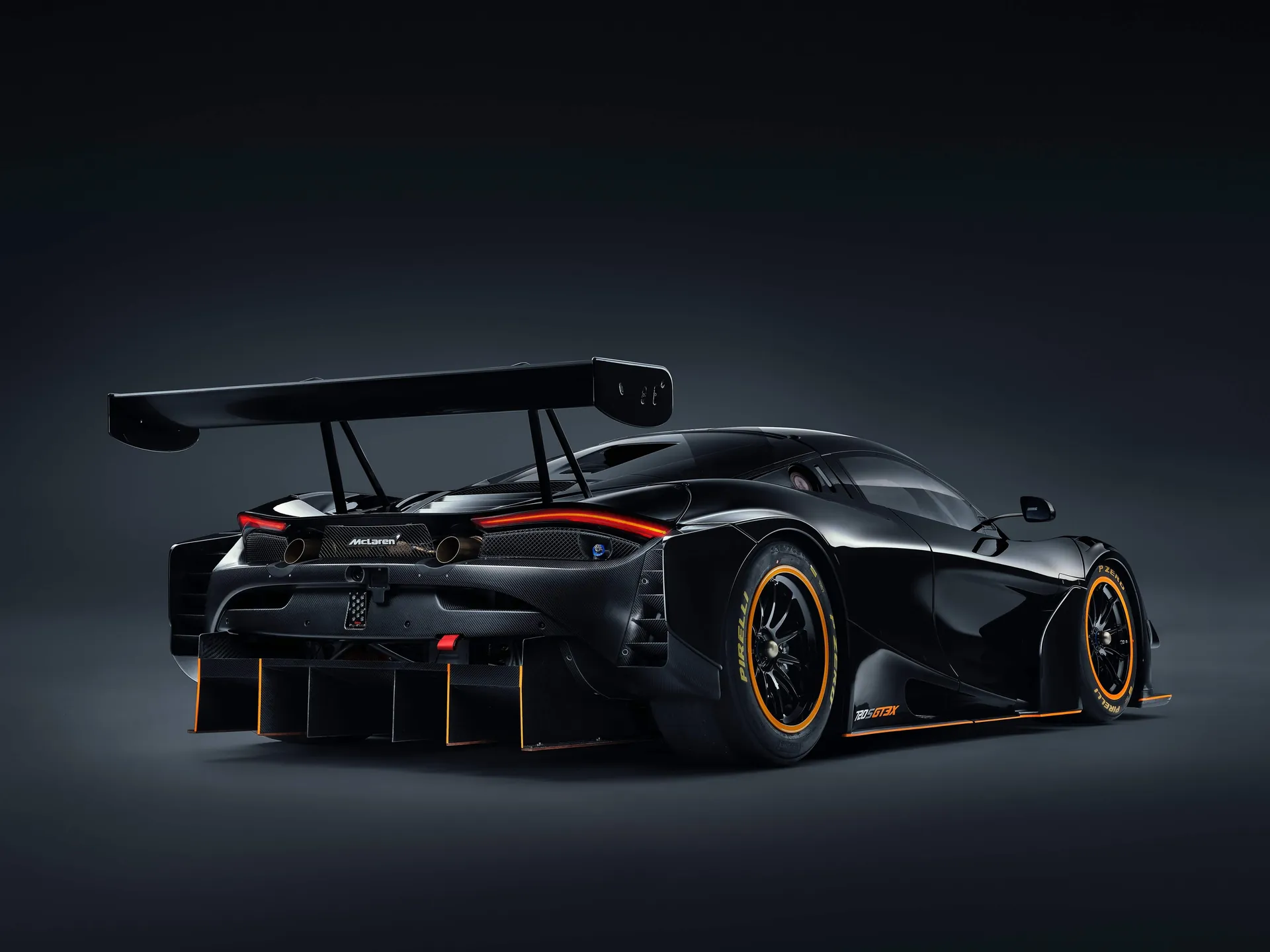 McLaren 720S GT3X (2021) – zadní tříčtvrteční pohled