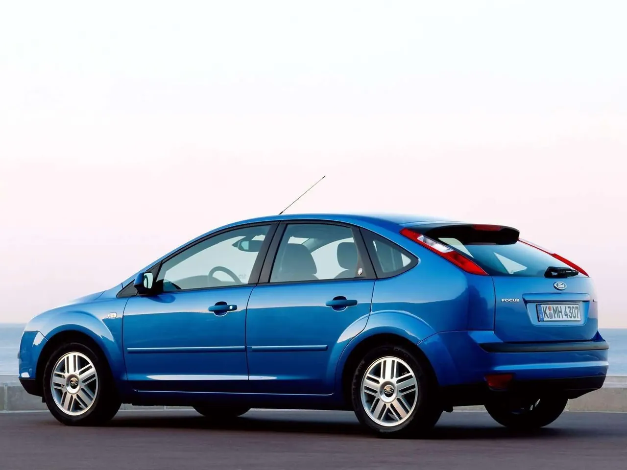 Ford Focus TDCi 5door [EU] (2004) – zadní tříčtvrteční pohled