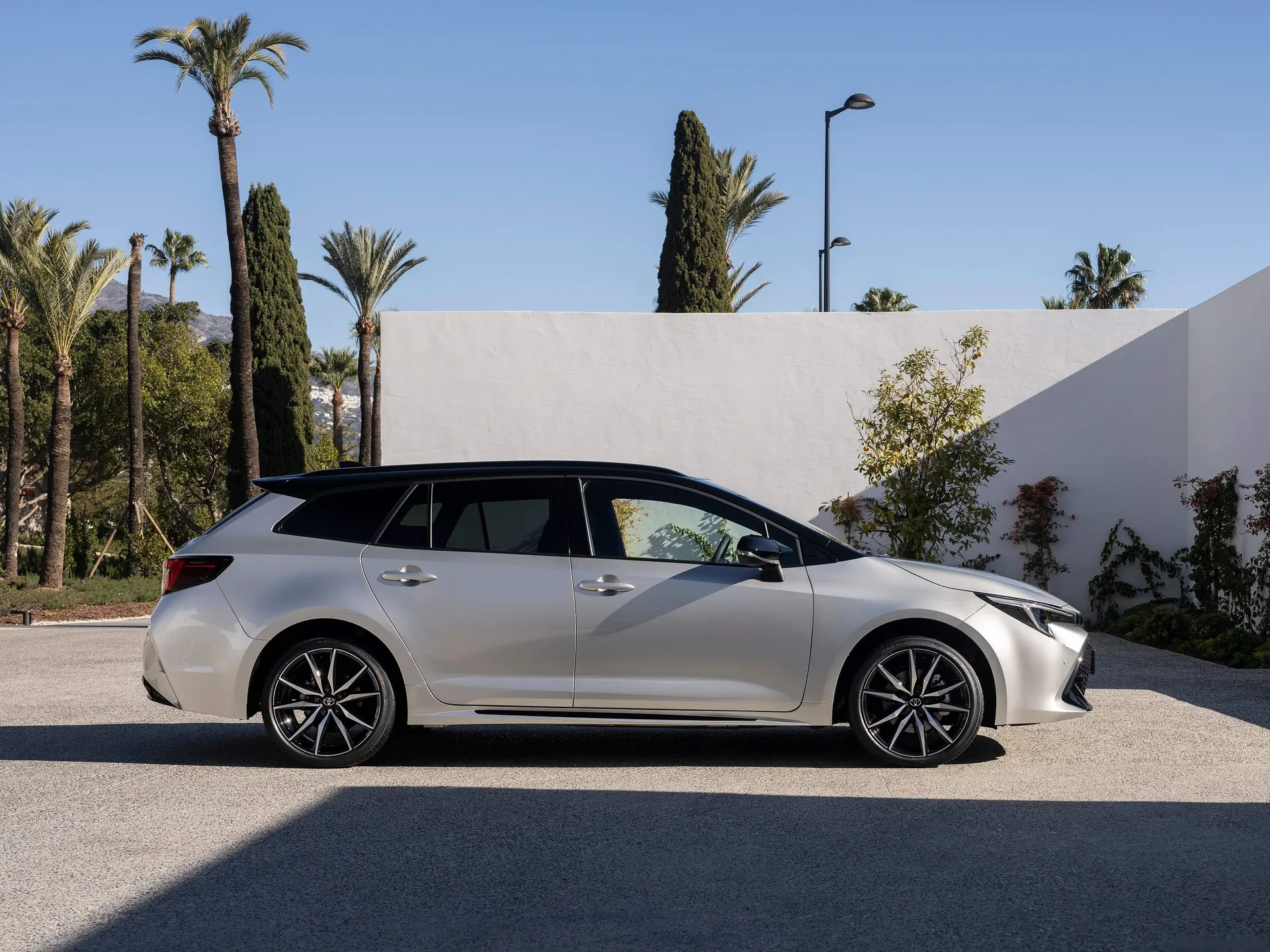 Toyota Corolla Touring Sports (2023) - Side Profile