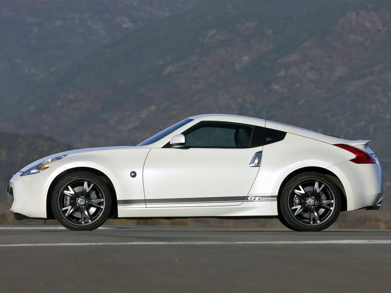 Nissan 370Z GT Edition (2011) – boční profil