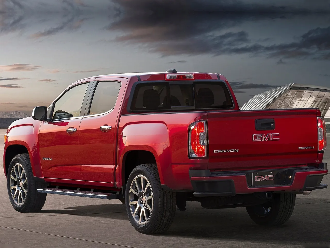 GMC Canyon Denali (2017) – zadní tříčtvrteční pohled