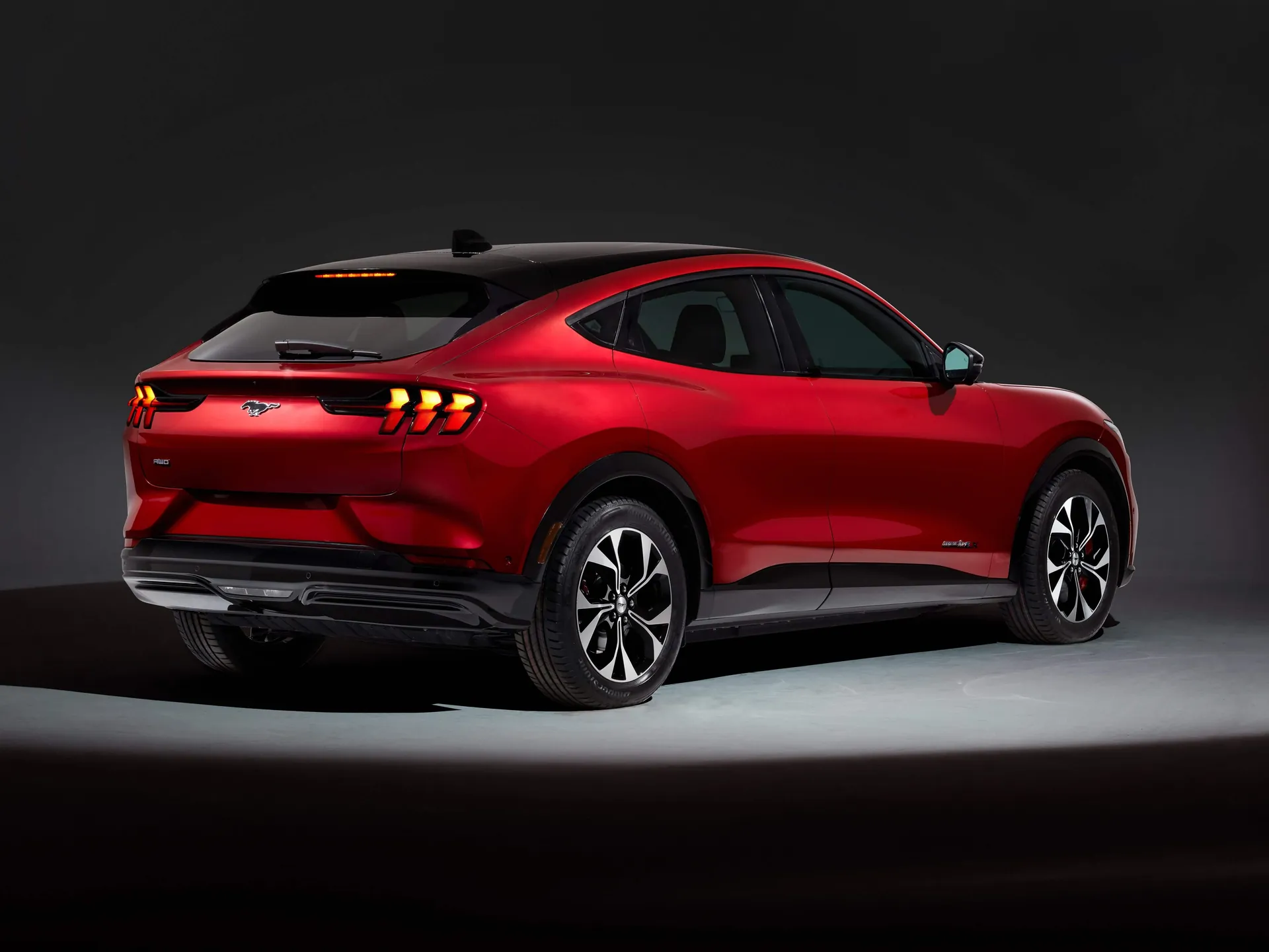 Ford Mustang Mach-E (2021) – zadní tříčtvrteční pohled