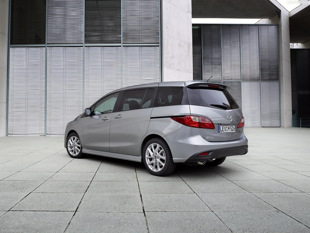 Mazda 5 (2013) – zadní tříčtvrteční pohled