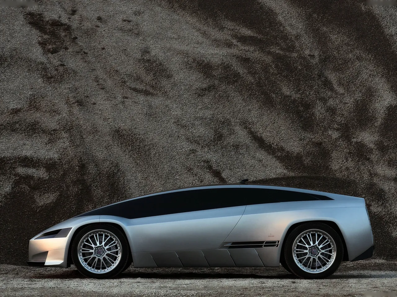 Italdesign Giugiaro Quaranta Concept (2008) – boční profil