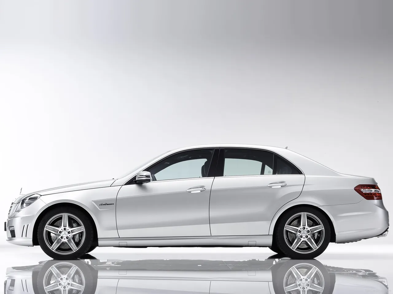 Mercedes-Benz E63 AMG (2010) – boční profil