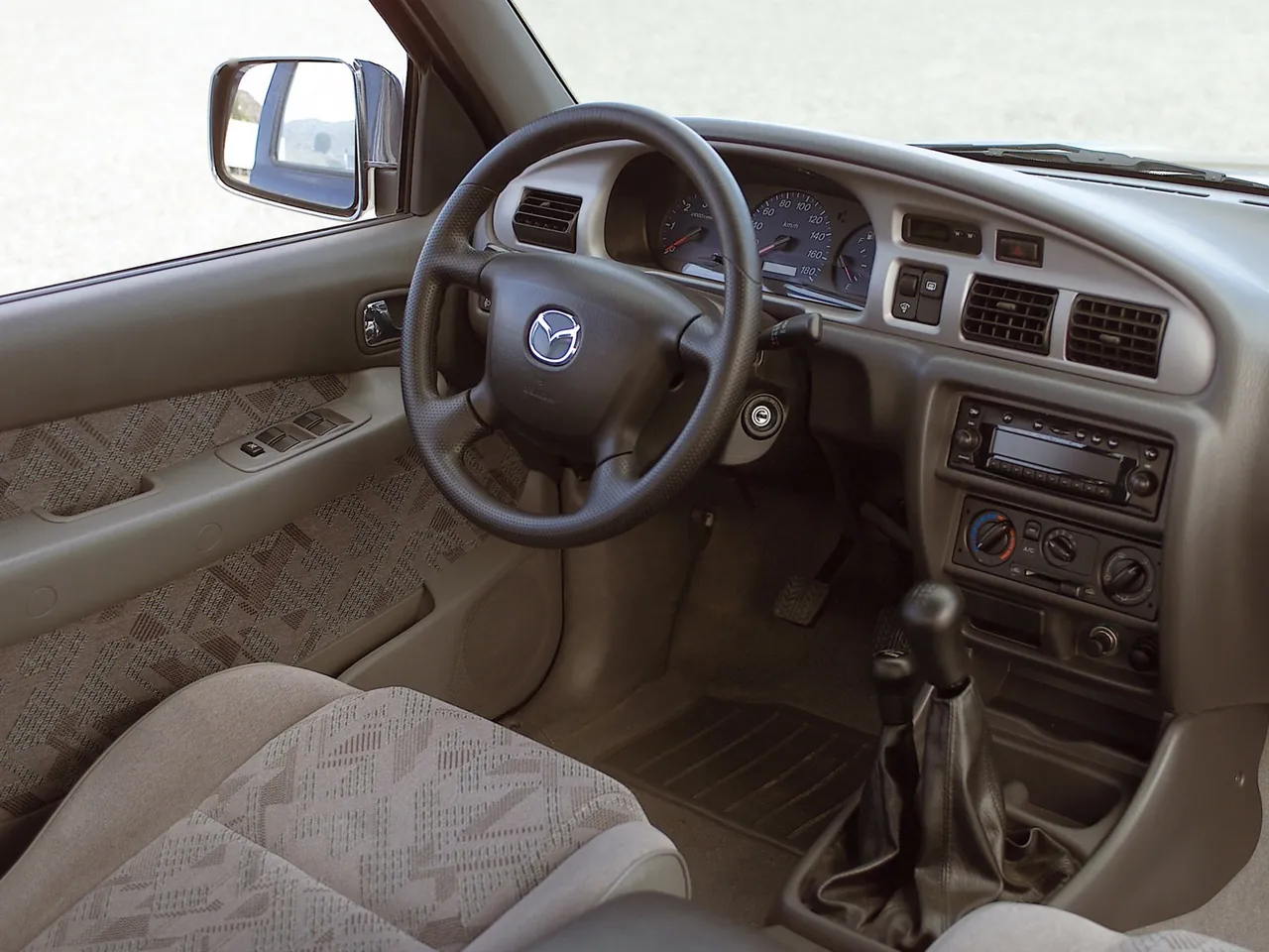 Mazda B2500 (2002) – interiér