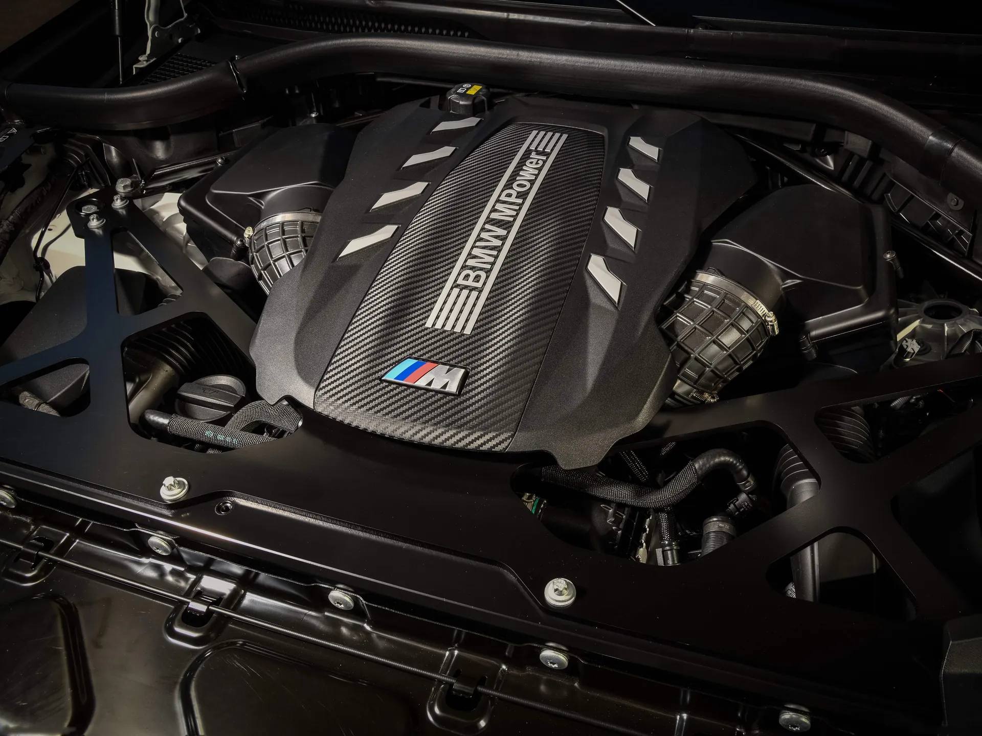 BMW X5 M Competition (2020) – motorový prostor