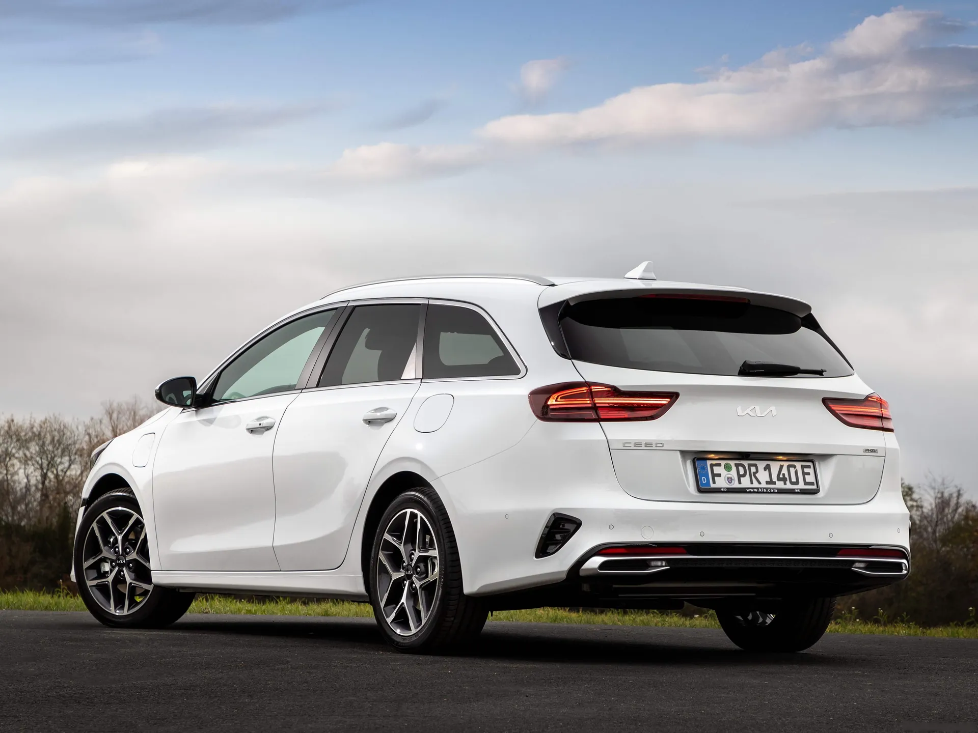 Kia Ceed SW (2022) – zadní tříčtvrteční pohled