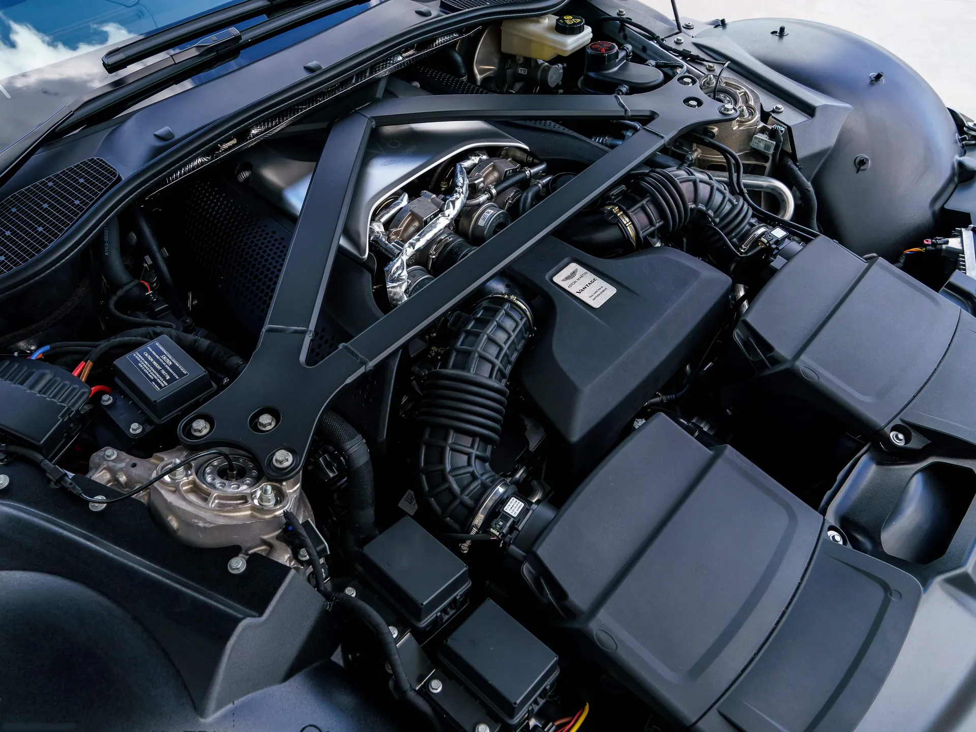 Aston Martin Vantage Onyx Black (2019) - Engine Bay