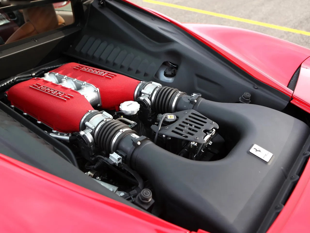 Ferrari 458 Italia (2011) – motorový prostor
