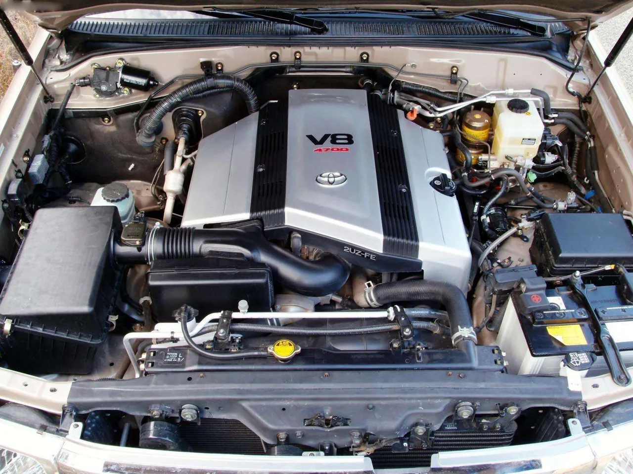 Toyota Land Cruiser Amazon (2003) - Engine Bay