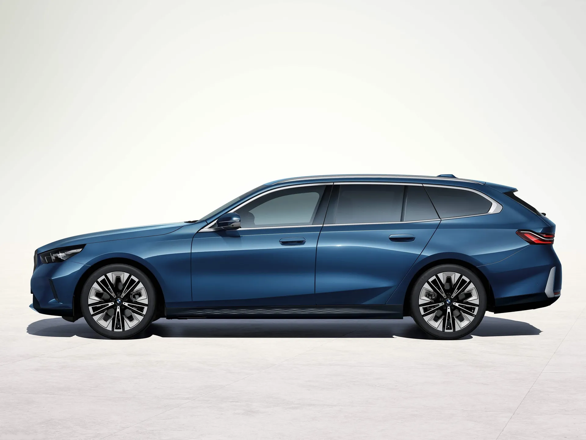 BMW 5-Series Touring (2025) – boční profil