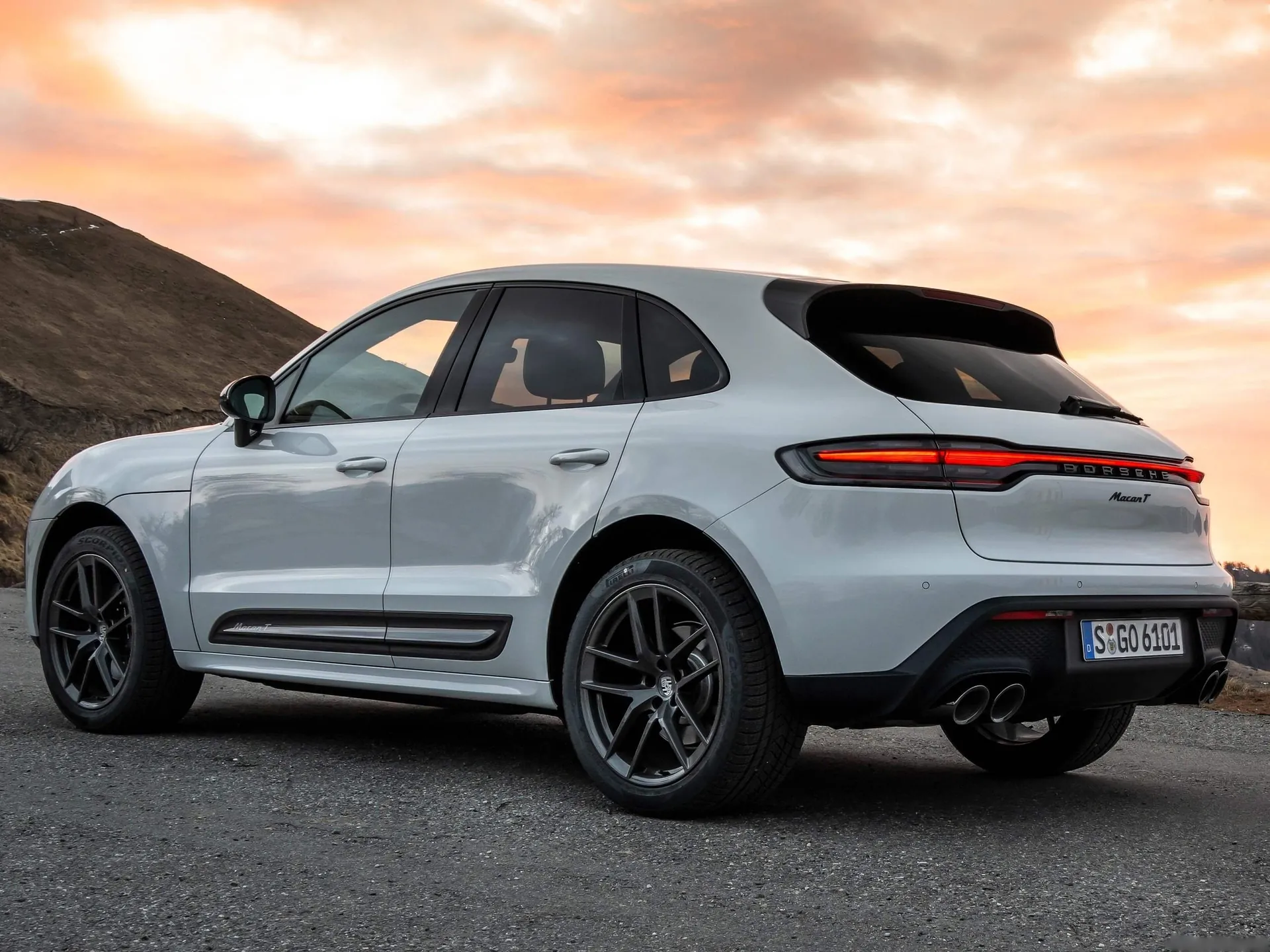 Porsche Macan T (2022) – zadní tříčtvrteční pohled