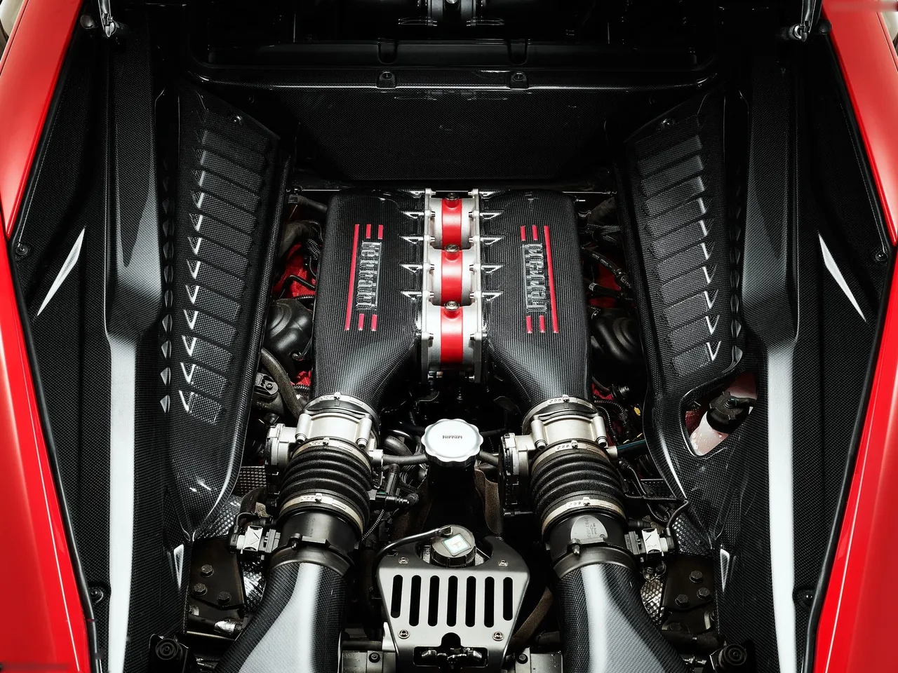 Ferrari 458 Speciale (2014) – motorový prostor