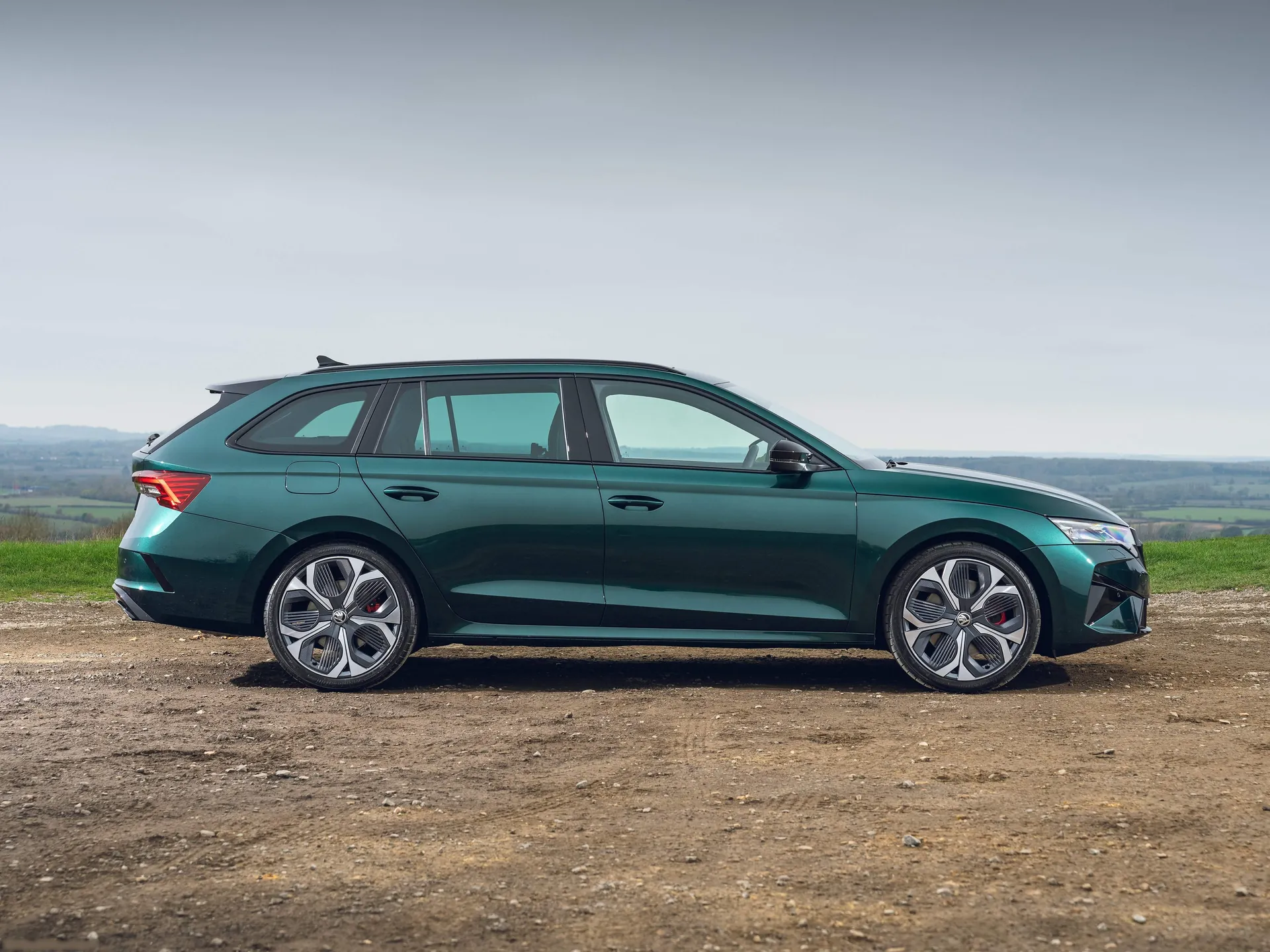 Skoda Octavia vRS Estate [UK] (2025) – boční profil