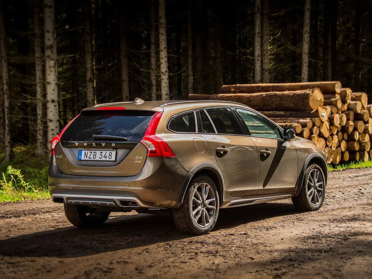 Volvo V60 Cross Country (2016) – zadní tříčtvrteční pohled